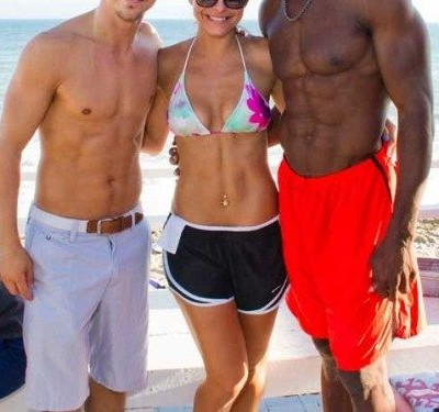 Ποια ελληνίδα καλλονή ποζάρει μαζί με 2 γυμνασμένους άντρες;