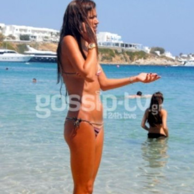 Στη Μύκονο με το κινητό στο χέρι και τα νευράκια-τσαταλάκια