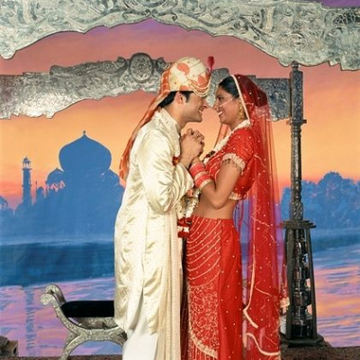 Τα φιλιά στη νύφη, τα κέρματα και τα φορέματα