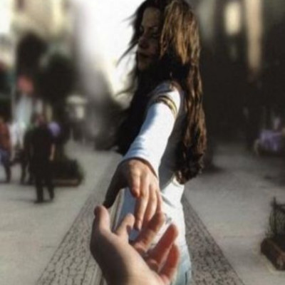 Σπουδάζει στο εξωτερικό. Μπαινοβγαίνει στη ζωή μου κι εξαφανίζεται ενώ τον θέλω όσο τίποτα...