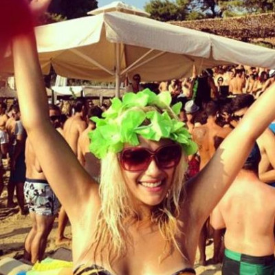 Η Λάουρα Νάργες ανέβασε φωτογραφίες με μαγιό στο Twitter