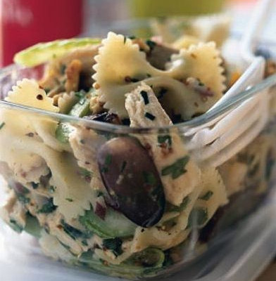 Καλοκαιρινή σαλάτα με ψητό κοτόπουλο και «φιογκάκια»