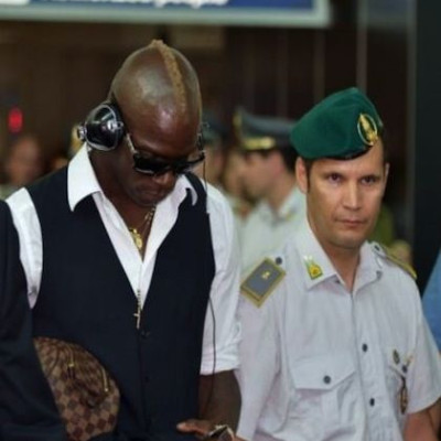 Κλειδώθηκε στο μπάνιο αεροδρομίου ο Μπαλοτέλι!