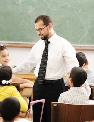 Είμαι ερωτευμένη με το δάσκαλο της κόρης μου, να του το δείξω;