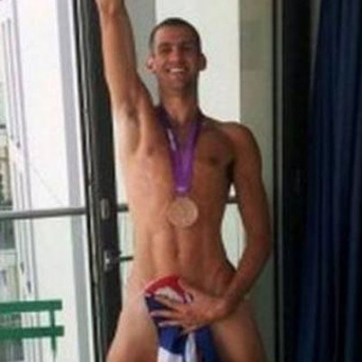 Ολυμπιακοί Αγώνες: Ποζάρει στο twitter γυμνός με το μετάλλιό του
