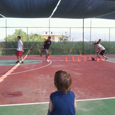 Το μήλο κάτω από τη μηλιά θα πέσει