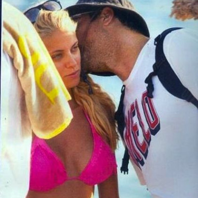 Δούκισσα Νομικού-Χρήστος Χολίδης: Τρυφερά φιλιά στην παραλία