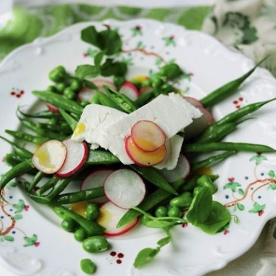 Σαλάτα με αμπελοφάσουλα, αμύγδαλα και μαύρες ελιές
