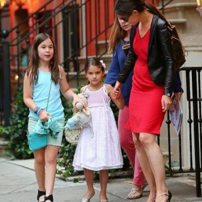 Katie Holmes και Suri Cruise φόρεσαν τα καλά τους και βγήκαν για τσάι
