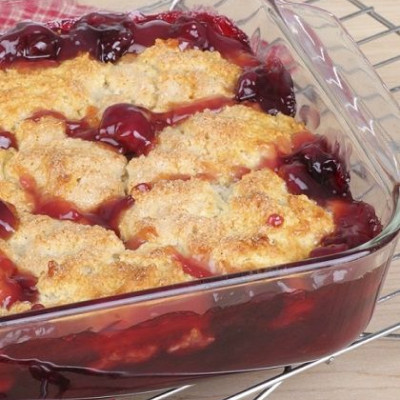 Γλυκό: εύκολη πίτα με φράουλες και μούρα