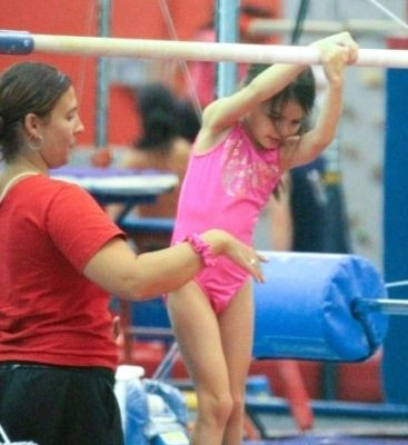 Η Suri προπονείται στην ενόργανη γυμναστική