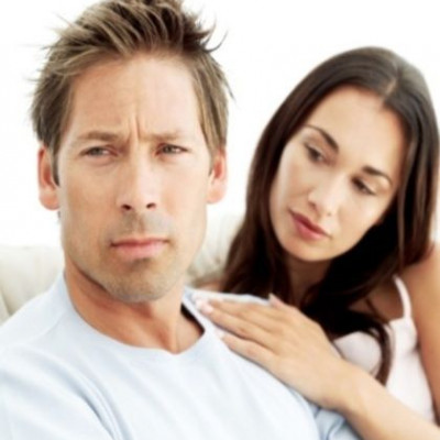 Είμαστε μαζί ένα μήνα και στην αρχή ήμασταν πολύ ενθουσιασμένοι. Απομακρύνεται με γελοίες διακιολογίες...