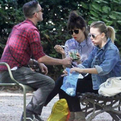 Scarlett Johansson: Λέει όχι στα ακριβά παριζιάνικα εστιατόρια και επιλέγει πικ νικ στο πάρκο