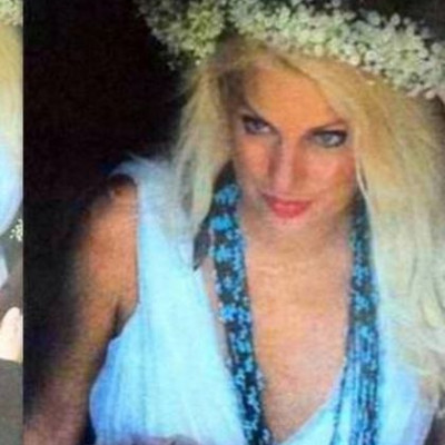 Ελένη Μενεγάκη: Με λευκό φόρεμα, στεφάνι στα μαλλιά και τον Ματέο σε εκκλησία. Και ο παππάς; (φωτό)