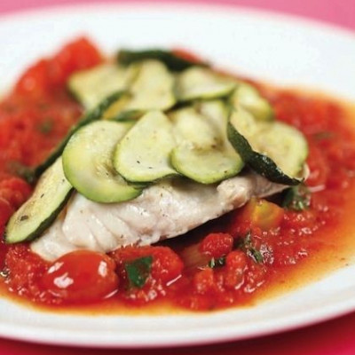 Σφυρίδα στην κατσαρόλα με κολοκυθάκια και ντομάτα