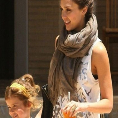 Jessica Alba: Μαθαίνει στα παιδιά της να κάνουν φιλανθρωπίες