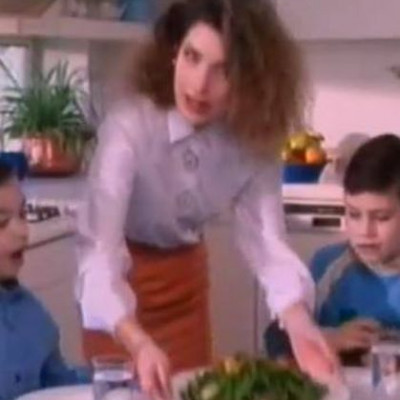 Η Ελένη Μενεγάκη με μαλλιά αφάνα και φωνή άλλης!