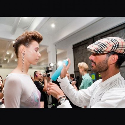 Backstage beauty: μοντέρνα γαλλικά σινιόν στο show της Catherine Malandrino