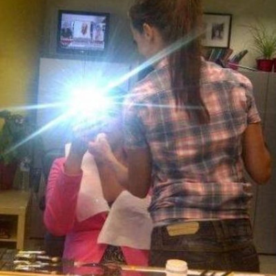 Ποια παρουσιάστρια κρύβεται πίσω από το φλας;