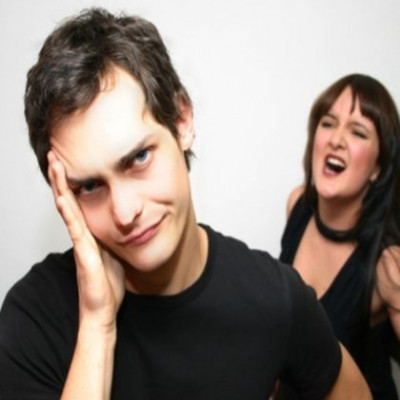 Οι δικοί μου με πιέζουν να επισημοποιήσω τη σχέση μου. Ο φίλος μου όμως είναι άνεργος και δεν θέλει. Τι να κάνω;