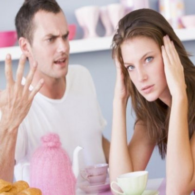 Δεν μπορεί να δεσμευτεί αλλά φέρεται σαν να θέλει να είναι μαζί μου κάθε φορά που πάω να κάνω κάτι με άλλον!