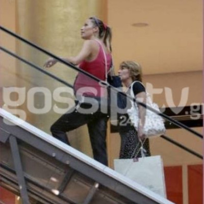 Λίγο πριν τον τοκετό για ψώνια με την μητέρα της! (φωτό)