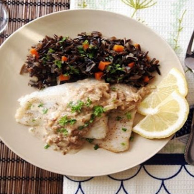 Μπακαλιάρος στον ατμό με σάλτσα κάπαρης