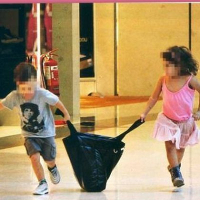 Ποια παιδιά επωνύμων άρπαξαν την τσάντα της…;