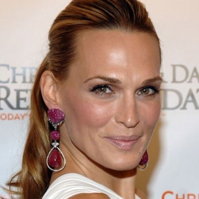 Molly Sims: φοράω τρεις κορσέδες για να φαίνομαι αδύνατη