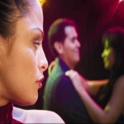 Μετά από δύο δεκαετίες ξανασυναντήθηκα με την πρώτη μου αγάπη. Εκείνος ετοιμάζεται για γάμο κι εγώ για διαζύγιο. Υπάρχει μέλλον;