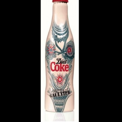 H Daisy Lowe γίνεται η μούσα του Gaultier για την Diet-Coke