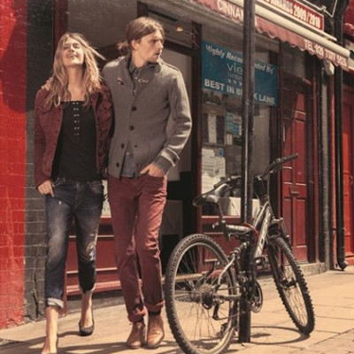 Δείτε τη νέα συλλογή Staff Jeans μέσα από μία hot φωτογράφιση στο Λονδίνο!