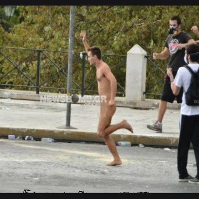 Χαμός στο Facebook: Το μήνυμα του... γυμνού δρομέα!