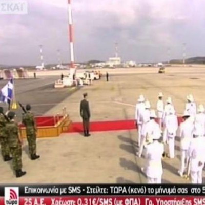 ΔEITE: Έστρωσαν κόκκινο χαλί στο αεροδρόμιο για τη Μέρκελ!