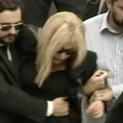 Κατέρρευσε η Λίζα Δουκακάρου στην κηδεία του συζύγου της