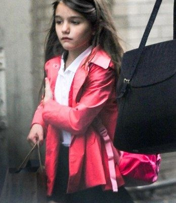 Η κουρασμένη Suri με τη στολή του νέου πανάκριβου σχολείου της