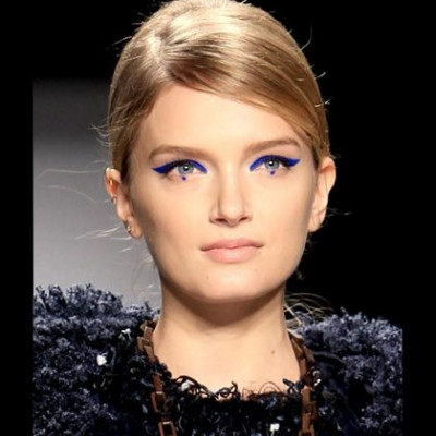 Eyeliner σε indigo blue στο show της Anna Sui