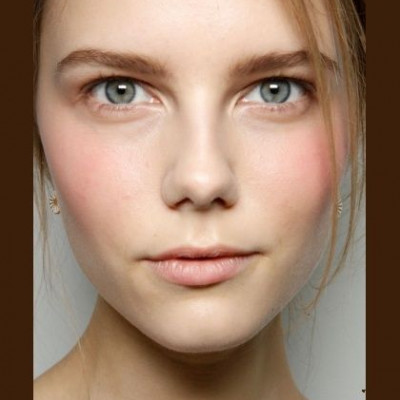 5 βήματα για να καλύψετε τέλεια ένα σπυράκι