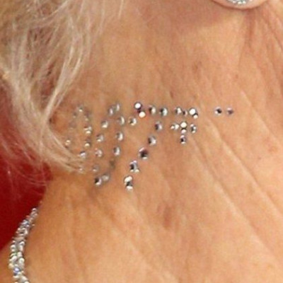 Ποιο κορίτσι του Bond πήγε στην πρεμιέρα του Skyfall με διαμαντένιο «τατουάζ»;