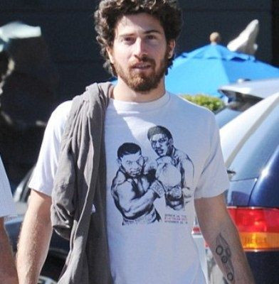 Αναγνωρίζετε το γιο που είναι φτυστός ο διάσημος μπαμπάς του;