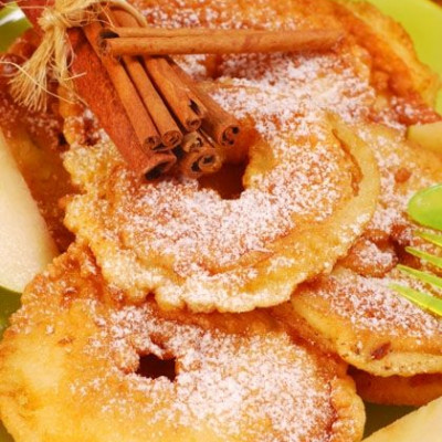 Γλυκό: νόστιμοι λουκουμάδες με μήλο, ζάχαρη και κανέλα