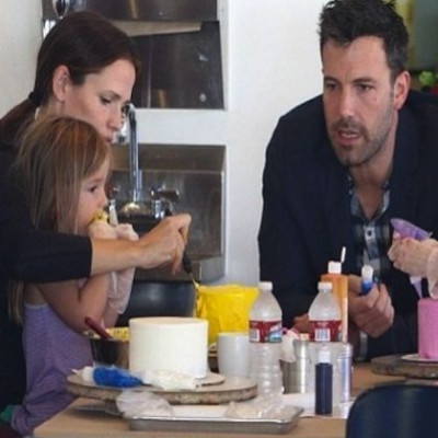 Ben Affleck – Jennifer Garner: Διασκεδάζουν οικογενειακώς φτιάχνοντας τούρτες