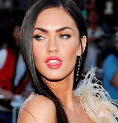 Η Megan Fox μας δείχνει πως κατάφερε να μιλήσει σε... δελφίνια! (video)