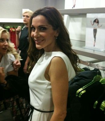 Συμβαίνει τώρα: Η παρουσίαση των ρούχων της Δέσποινας Βανδή