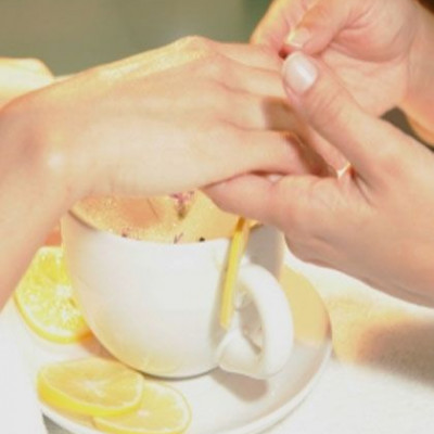 Ξαναδώστε στα κίτρινα νύχια την υγιή όψη τους!