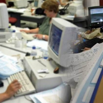 Αγωνία για τους δημοσίους υπαλλήλους που τίθενται σε διαθεσιμότητα