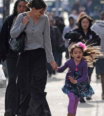 Η Suri χορεύει στο δρόμο