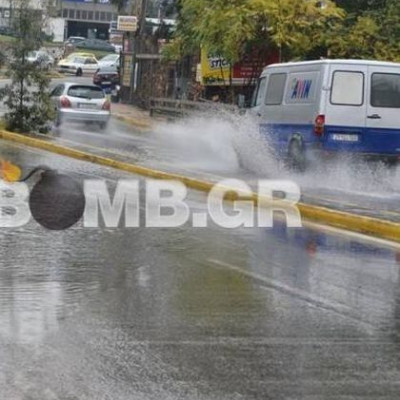 Κυκλοφοριακό χάος στους δρόμους λόγω της βροχής (pics-video)