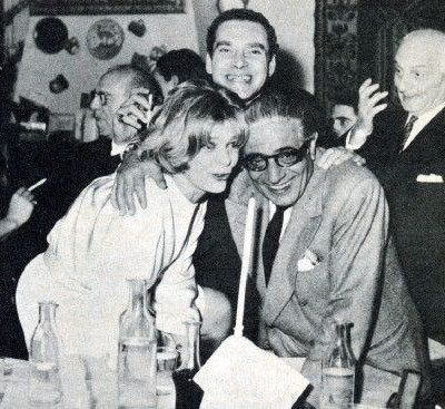 Σπάνιες φωτογραφίες με τον Ωνάση και τη Μελίνα να τα σπάνε στα μπουζούκια