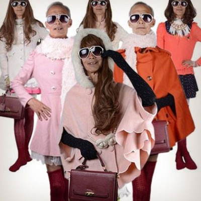 Το διασημότερο μοντέλο στην Κίνα είναι παππούς, 72 ετών και ποζάρει ντυμένος μόνο με γυναικεία ρούχα (φωτός)